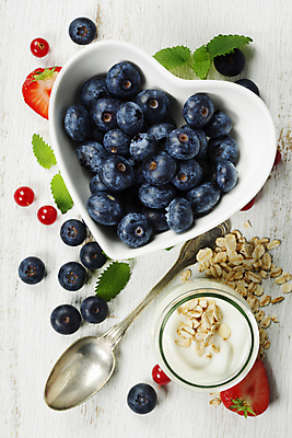 포토 JPG 해외이미지 그릇 접시 딸기 씨앗 사람없음 견과류 하트 담기 블루베리 뮤즐리 해외202004 해외포토 모양 식물 식기 과일 모션 파일형식