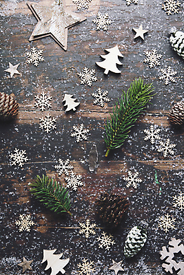 포토 JPG 해외이미지 별 크리스마스장식 겨울 패턴 눈꽃 실내 사람없음 목재 하이앵글 눈송이 나무바닥 솔방울 나무모양 해외202004 해외포토 자연요소 모양 나무 계절 뷰포인트 크리스마스 무늬 재료 바닥 눈_날씨 내부 파일형식