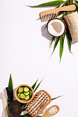 포토 JPG 해외이미지 그릇 나뭇잎 오이 실내 사람없음 하이앵글 자연보호 머리빗 흰배경 친환경 코코넛 나무숟가락 카피스페이스 제로웨이스트 해외202004 대나무칫솔 해외포토 식기 뷰포인트 백그라운드 잎 채소 과일 자연 내부 환경 숟가락 그린캠페인 공백 흰색 미용용품 보호 칫솔 사회이슈 파일형식