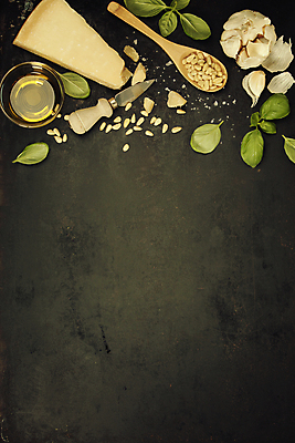 포토 JPG 해외이미지 식재료 검은배경 실내 마늘 사람없음 하이앵글 이탈리아음식 올리브오일 잣 바질 나무숟가락 파마산치즈 카피스페이스 페스토 해외202004 해외포토 뷰포인트 백그라운드 채소 치즈 서양음식 내부 숟가락 검은색 공백 견과류 소스_음식 기름_음식 파일형식