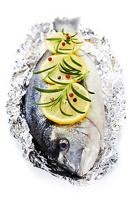 포토 JPG 해외이미지 식재료 실내 어류 사람없음 레몬 은박지 해산물 흰배경 후추 로즈메리 황새치 해외202004 해외포토 백그라운드 과일 내부 수중동물 흰색 허브 향신료 파일형식 새치