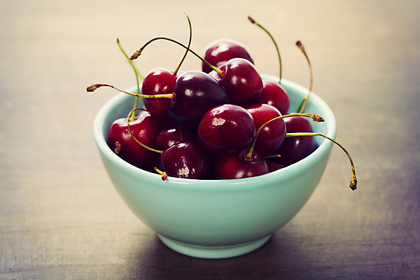 포토 JPG 해외이미지 그릇 사람없음 체리 담기 나무탁자 해외202004 해외포토 식기 과일 모션 탁자 파일형식