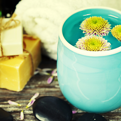 포토 JPG 해외이미지 꽃 실내 근접촬영 사람없음 컵 수건 아로마 비누 아로마테라피 스톤 해외202004 해외포토 식물 식기 뷰포인트 내부 위생용품 테라피 파일형식