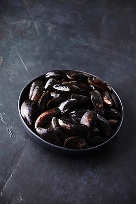 포토 JPG 해외이미지 접시 검은배경 사람없음 담기 홍합 해외202004 해외포토 식기 백그라운드 모션 어패류 검은색 파일형식