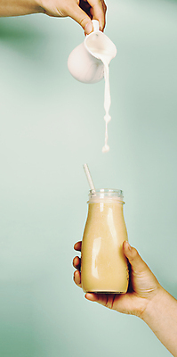 포토 JPG 해외이미지 손 채소 과일 건강 사람 사람없음 주스 우유 머그컵 잡기 붓기 채식 다이어트음식 스무디 저칼로리식단 해외202004 해외포토 음료 다이어트 모션 유제품 신체부위 컵 식단 저칼로리 파일형식