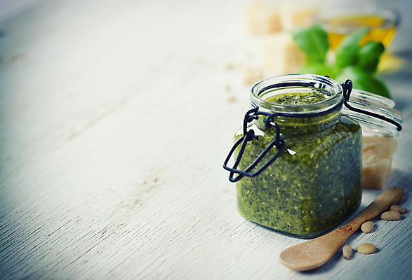 포토 JPG 해외이미지 유리병 실내 사람없음 아웃포커스 이탈리아음식 흰배경 잣 바질 나무숟가락 홈메이드 카피스페이스 페스토 해외202004 해외포토 백그라운드 병_용기 서양음식 촬영기법 내부 숟가락 공백 견과류 흰색 소스_음식 만들기 파일형식