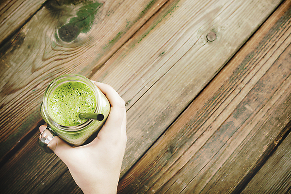 포토 JPG 해외이미지 손 건강 빨대 사람없음 하이앵글 주스 잡기 사과 채식 아보카도 다이어트음식 스무디 저칼로리식단 해외202004 해외포토 음료 뷰포인트 다이어트 과일 모션 신체부위 식단 저칼로리 파일형식