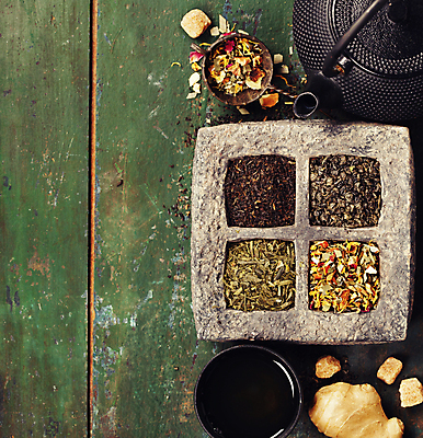 포토 JPG 해외이미지 실내 사람없음 하이앵글 찻잔 다기 찻주전자 설탕 생강 카피스페이스 초록배경 해외202004 차거름망 해외포토 뷰포인트 백그라운드 채소 주전자 잔 내부 초록색 공백 다도 파일형식