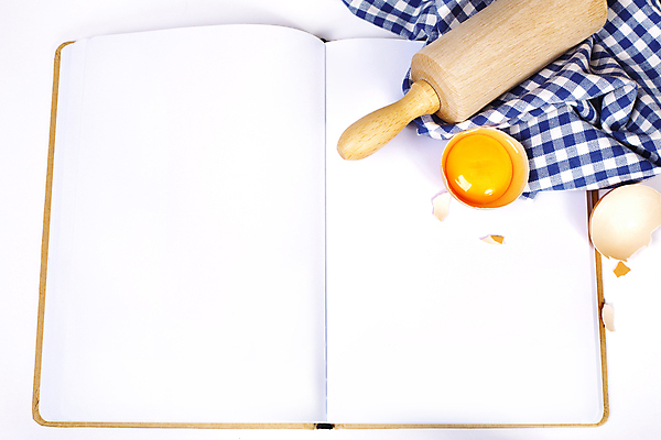 포토 JPG 해외이미지 사람없음 하이앵글 계란 공책 계란껍데기 흰배경 밀대 노른자 카피스페이스 해외202004 해외포토 뷰포인트 백그라운드 주방용품 문구용품 알 공백 흰색 파일형식