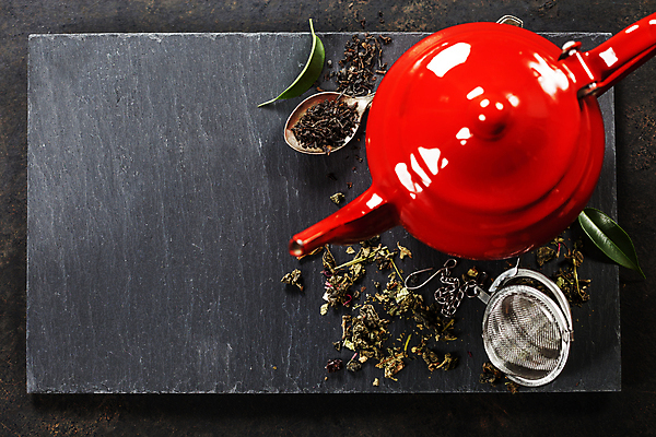 포토 JPG 해외이미지 잎 검은배경 실내 사람없음 하이앵글 숟가락 다기 찻주전자 찻잎 카피스페이스 해외202004 차거름망 해외포토 식물 뷰포인트 백그라운드 주전자 수저 내부 차_음료 검은색 공백 다도 파일형식