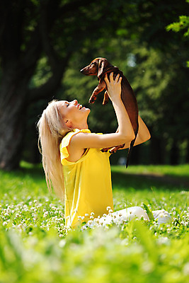 포토 JPG 해외이미지 동물 응시 여자 얼굴 백그라운드 장난 포유류 포옹 자연 한명 미소 사람 앉기 성인 빨간색 반려동물 금발 갈색 머리 흰색 유머 소시지 개 강아지 작음 자르기 닥스훈트 송곳니 기르기 돌봄 유래 해외202004 해외202105 해외포토 1 헤어스타일 시선 감정 컬러 안기 모션 표정 신체부위 가공식품 치아 크기 생태계 파일형식