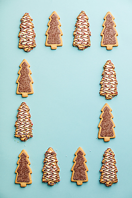포토 JPG 해외이미지 크리스마스 프레임 실내 사람없음 하이앵글 달콤 파란배경 크리스마스트리모양쿠키 트리모양 플랫레이 해외202004 해외포토 모양 기념일 뷰포인트 백그라운드 내부 파란색 크리스마스트리 쿠키 플랫 맛 파일형식