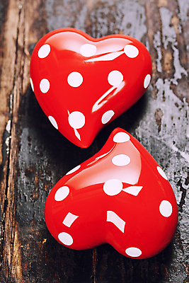 포토 JPG 해외이미지 실내 사랑 사람없음 물방울무늬 두개 하트 오브젝트 나무바닥 해외202004 해외포토 모양 감정 2 무늬 바닥 내부 파일형식