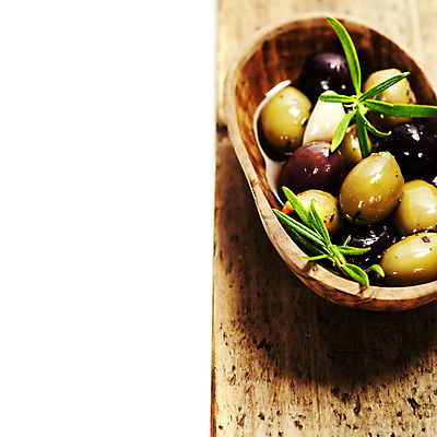 포토 JPG 해외이미지 사람없음 올리브오일 흰배경 올리브 로즈메리 나무그릇 카피스페이스 해외202004 해외포토 그릇 열매 백그라운드 목재 공백 흰색 기름_음식 허브 파일형식