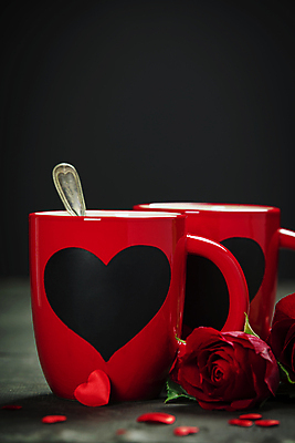 포토 JPG 해외이미지 검은배경 실내 발렌타인데이 사랑 사람없음 장미 머그컵 하트 티스푼 오브젝트 해외202004 해외포토 모양 꽃 감정 백그라운드 데이이벤트 내부 컵 숟가락 검은색 파일형식