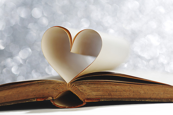 포토 JPG 해외이미지 종이 백그라운드 사랑 사람없음 책 낭만 하트 카피스페이스 해외202004 해외202105 해외포토 모양 감정 컨셉 공백 파일형식