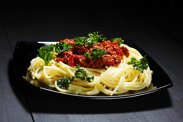 포토 JPG 해외이미지 전통 접시 음식 토마토 채소 재료 탁자 치즈 파스타 파슬리 스파게티 육류 요리 사람없음 빨간색 초록색 식당 검은색 어둠 이탈리아 소고기 맛 허브 국수 유기농 볼로냐 해외202004 해외202105 해외포토 식물 식기 웰빙 유럽 컬러 가구 컨셉 식재료 유제품 서양음식 상점 면류 파일형식