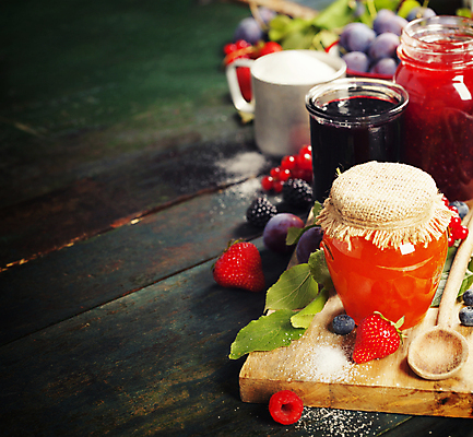 포토 JPG 해외이미지 잎 딸기 유리병 디저트 사람없음 컵 설탕 유기농 블루베리 산딸기 자두 나무숟가락 건포도 과일잼 나무도마 나무탁자 크랜베리 카피스페이스 해외202004 해외포토 식물 식기 웰빙 열매 음식 과일 탁자 포도 병_용기 도마 목재 숟가락 공백 잼 건과일 파일형식