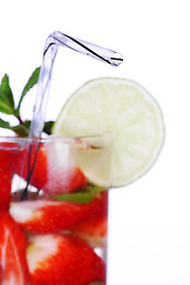 포토 JPG 해외이미지 음료 음식 백그라운드 잎 2 과일 재료 부분 유리 딸기 귤 주류 사람없음 장식 빨간색 초록색 물 여름 파란색 반사 파티 냉동 얼음 검은색 주스 추위 흰색 알코올 신선 칵테일 바 액체 달콤 맛 시원함 설탕 레몬 민트 상쾌 라임 쿠바 고립 모히토 섞기 해외202004 해외202105 해외포토 자연요소 식물 계절 감정 컬러 컨셉 재질 이벤트 중앙아메리카 허브 파일형식