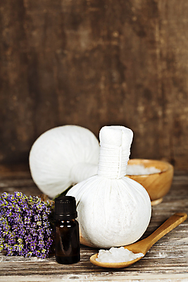 포토 JPG 해외이미지 실내 사람없음 숟가락 아로마 아로마테라피 라벤더 허브볼 아로마오일 입욕소금 해외202004 해외포토 꽃 수저 내부 미용용품 오일_화장품 허브 소금 테라피 파일형식