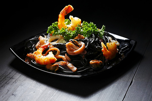 포토 JPG 해외이미지 접시 탁자 새우 파슬리 사람없음 신선 해산물 오징어 홍합 후추 바질 오징어먹물스파게티 해외202004 오징어먹물 해외202105 해외포토 식기 가구 채소 어패류 연체동물 스파게티 갑각류 수중동물 향신료 파일형식