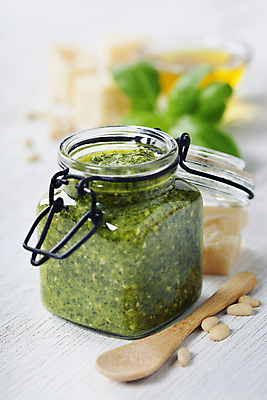 포토 JPG 해외이미지 유리병 실내 사람없음 아웃포커스 이탈리아음식 흰배경 잣 바질 나무숟가락 홈메이드 페스토 해외202004 해외포토 백그라운드 병_용기 서양음식 촬영기법 내부 숟가락 견과류 흰색 소스_음식 만들기 파일형식