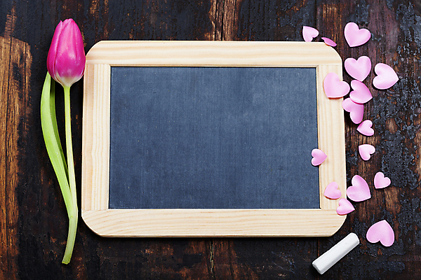 포토 JPG 해외이미지 실내 사람없음 칠판 튤립 하트 분필 나무바닥 카피스페이스 해외202004 해외포토 모양 꽃 바닥 내부 공백 초크 파일형식