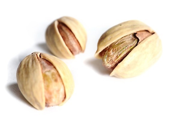 포토 JPG 해외이미지 실내 사람없음 껍질 세개 흰배경 피스타치오 해외202004 해외202105 해외포토 백그라운드 3 내부 견과류 흰색 파일형식