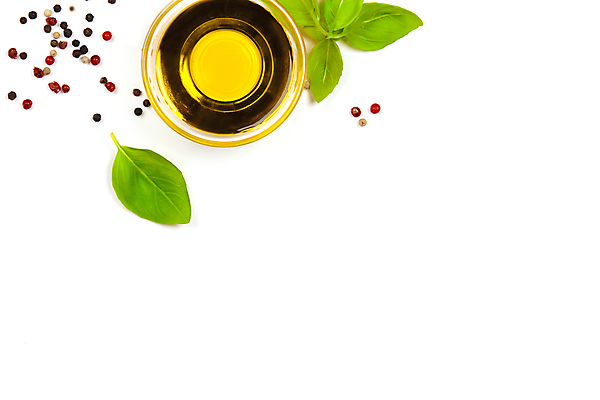 포토 JPG 해외이미지 그릇 사람없음 하이앵글 올리브오일 흰배경 후추 바질 카피스페이스 해외202004 해외포토 식기 뷰포인트 백그라운드 공백 흰색 기름_음식 향신료 파일형식