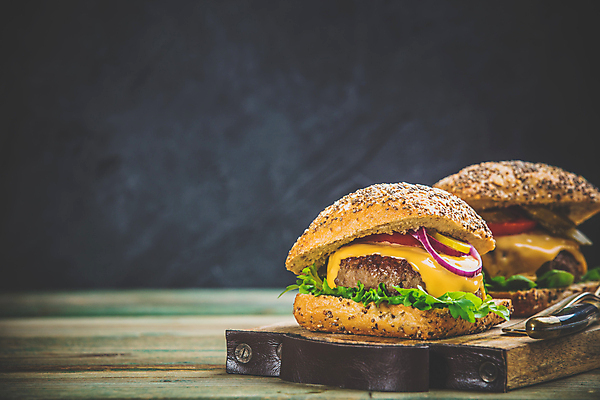 포토 JPG 해외이미지 패스트푸드 실내 사람없음 두개 햄버거 나무바닥 나무도마 수제햄버거 해외202004 해외포토 2 바닥 도마 내부 목재 인스턴트 파일형식