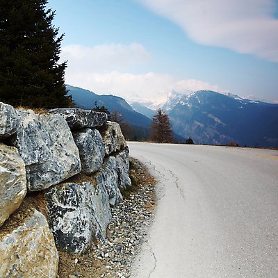 포토 JPG 해외이미지 구름 계절 도로 길 선 여행 곡선 교통시설 자동차 자연 하늘 산 풍경 사람없음 야외 초록색 여름 파란색 운전 자유 가을 시골 고속도로 숲 아스팔트 땅 방향 언덕 속도 길가 루트 방법 옛날 직진 수평선 소멸 해외202004 해외202105 해외포토 자연요소 육상교통 컬러 교통 컨셉 모션 시설 생태계 파일형식