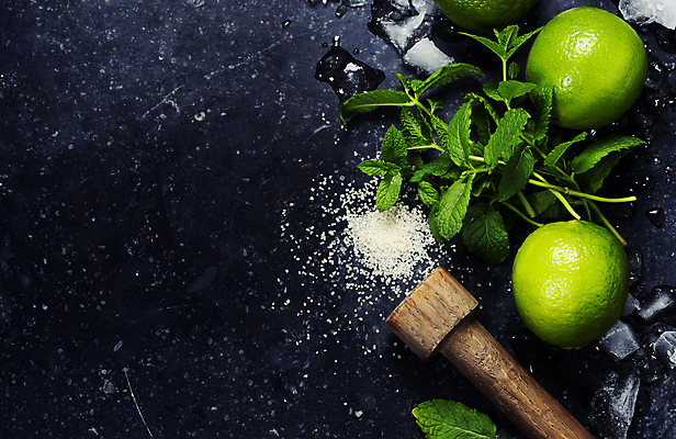 포토 JPG 해외이미지 검은배경 사람없음 하이앵글 얼음 민트 라임 모히토 카피스페이스 해외202004 해외포토 자연요소 뷰포인트 백그라운드 과일 검은색 공백 칵테일 허브 파일형식