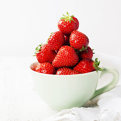 포토 JPG 해외이미지 딸기 실내 사람없음 쌓기 찻잔 흰배경 해외202004 해외포토 백그라운드 과일 모션 잔 내부 흰색 파일형식