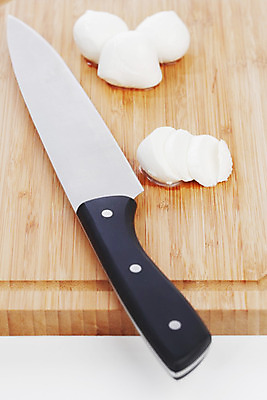 포토 JPG 해외이미지 접시 음식 잎 다이어트 치즈 유제품 건강 요리 사람없음 반사 주방 식당 검은색 식사 이탈리아 우유 신선 칼 닫기 맛 민트 슬라이스 모짜렐라치즈 수유 썩음 영양분 맛있는 해외202004 해외202105 해외포토 식물 식기 유럽 컬러 컨셉 모션 상점 허브 파일형식