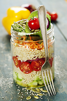 포토 해외이미지 포크 방울토마토 유리병 오이 파프리카 실내 사람없음 당근 샐러드 민트 담기 채식 나무바닥 건강식 다이어트음식 퀴노아 비건 해외202004 해외포토 식기 음식 다이어트 토마토 채소 모션 병_용기 곡류 바닥 뿌리채소 내부 허브 채식주의자 파일형식