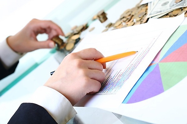 포토 JPG 해외이미지 직업 손 종이 백그라운드 돈 비즈니스 손가락 회의 그래프 사람없음 금융 경제 파란색 사무실 연필 펜 성장 가리킴 작업 비즈니스맨 발표 시장 계획 주식 대표 가격 강의 스케치 스마트 읽기 분석 보고서 면접 투자 쇼 패드 진행 수입 업그레이드 해외202004 해외202105 해외포토 남자 컬러 컨셉 모션 학용품 미술 손짓 신체부위 필기구 직장인 재산 파일형식