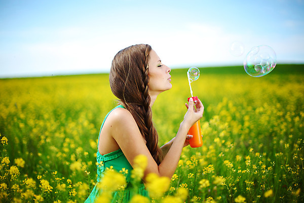 포토 JPG 해외이미지 나무 모델 손 여자 행복 감정 얼굴 어린이 백그라운드 밭 자연 놀이 한명 사람 야외 옆모습 초록색 여름 햇빛 태양 갈색 유행 검은색 봄 거품 기쁨 꿈 자유 신선 개화 불기 입술 비누 양조 타격 해외202004 해외202105 해외포토 자연요소 식물 1 계절 꽃 뷰포인트 컬러 컨셉 농업 모션 신체부위 위생용품 생태계 파일형식