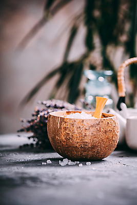 포토 JPG 해외이미지 그릇 잎 실내 사람없음 아웃포커스 아로마 아로마테라피 입욕소금 해외202004 해외포토 식물 식기 촬영기법 내부 미용용품 소금 테라피 파일형식