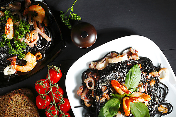 포토 JPG 해외이미지 접시 빵 채소 방울토마토 탁자 조개 새우 사람없음 해산물 오징어 홍합 후추 바질 오징어먹물스파게티 해외202004 오징어먹물 해외202105 해외포토 식기 음식 가구 토마토 어패류 연체동물 스파게티 갑각류 수중동물 향신료 파일형식