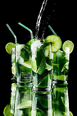 포토 JPG 해외이미지 음료 백그라운드 잎 모션 유리 주류 사람없음 초록색 파티 얼음 검은색 흐름 알코올 신선 칵테일 바 4 그룹 붓기 떨어짐 레몬 민트 라임 밀짚 고립 모히토 소다 스플래쉬 해외202004 해외202105 해외포토 자연요소 식물 컬러 컨셉 과일 재질 이벤트 숫자 짚 허브 파일형식