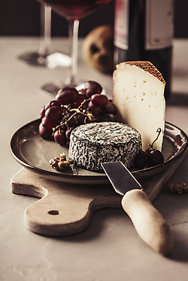 포토 JPG 해외이미지 접시 회색배경 포도 치즈 유제품 실내 사람없음 아웃포커스 칼 나무도마 해외202004 해외포토 식기 백그라운드 과일 도마 촬영기법 내부 목재 회색 파일형식