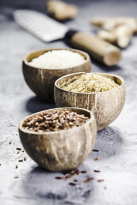 포토 JPG 해외이미지 회색배경 밥 실내 종류 사람없음 아웃포커스 쌀 담기 나무그릇 현미 해외202004 해외포토 그릇 음식 백그라운드 모션 곡류 촬영기법 내부 목재 회색 파일형식