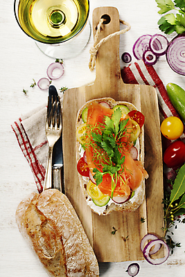 포토 JPG 해외이미지 빵 포크 토마토 채소 오이 치즈 도마 실내 샌드위치 사람없음 하이앵글 와인 나이프 연어 연어요리 연어회 해외202004 해외포토 식기 음식 뷰포인트 주방용품 유제품 주류 어류 내부 생선회 칼 파일형식