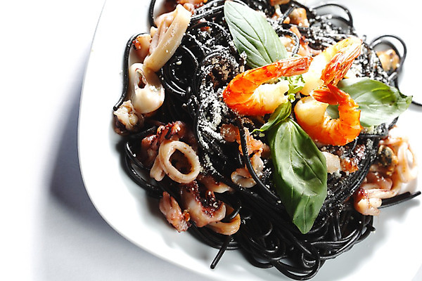 포토 JPG 해외이미지 접시 잎 채소 방울토마토 조개 새우 사람없음 신선 해산물 오징어 흰배경 홍합 후추 바질 오징어먹물스파게티 해외202004 오징어먹물 해외202105 해외포토 식물 식기 백그라운드 토마토 어패류 연체동물 스파게티 갑각류 수중동물 흰색 향신료 파일형식