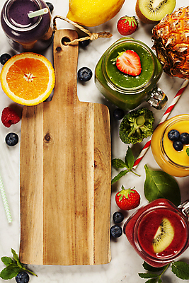 포토 JPG 해외이미지 음료 오렌지 딸기 잔 실내 사람없음 야채주스 브로콜리 흰배경 블루베리 나무도마 스무디 야채음료 바나나스무디 딸기스무디 해외202004 해외포토 식기 백그라운드 채소 과일 도마 내부 목재 주스 흰색 파일형식