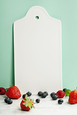 포토 JPG 해외이미지 딸기 도마 도마_주방용품 사람없음 블루베리 산딸기 해외202004 해외포토 과일 주방용품 파일형식