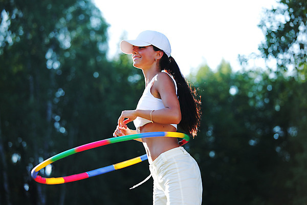 포토 JPG 해외이미지 백인 1 라이프스타일 응시 공원 여자 행복 어린이 스포츠 자연 놀이 갈색머리 건강 한명 미소 사람 동양인 성인 야외 세로 여름 파란색 장난감 운동 카메라 기쁨 춤 달콤 테두리 해외202004 해외202105 해외포토 레이스천 서양인 헤어스타일 시선 계절 공공시설 감정 컬러 문화예술 표정 인종 생활 전자제품 직물 맛 생태계 파일형식