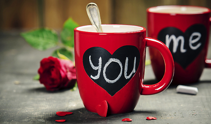 포토 JPG 해외이미지 영어 실내 발렌타인데이 사랑 사람없음 아웃포커스 단어 장미 머그컵 하트 오브젝트 분필 해외202004 해외포토 모양 문자 꽃 감정 데이이벤트 촬영기법 내부 컵 초크 파일형식