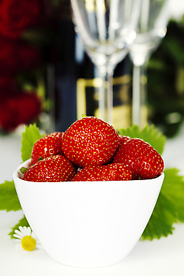 포토 JPG 해외이미지 그릇 꽃 와인잔 딸기 검은배경 실내 사람없음 와인병 담기 딸기잎 해외202004 해외포토 식물 식기 백그라운드 잎 술잔 과일 모션 병_용기 내부 와인 검은색 파일형식