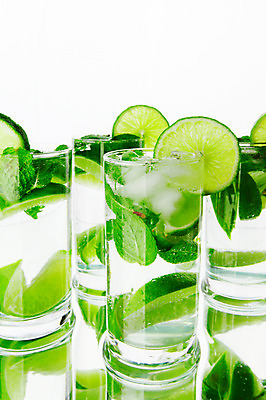 포토 JPG 해외이미지 음료 조각 백그라운드 잎 유리 사람없음 초록색 파티 얼음 추위 흰색 알코올 신선 칵테일 액체 그룹 시원함 레몬 민트 라임 고립 모히토 소다 해외202004 해외202105 해외포토 자연요소 식물 컬러 과일 재질 주류 이벤트 허브 파일형식